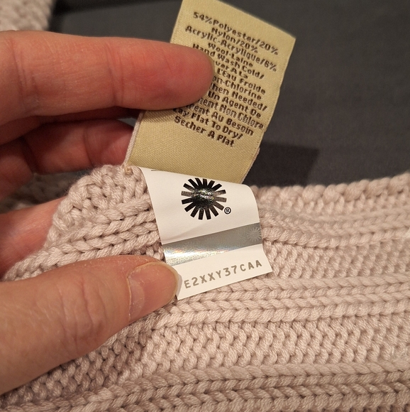 UGG Knit Scarf & free UGGH socks - Picture 13 of 16